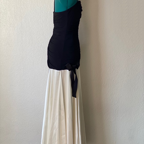 SOLDBeautiful Ivory satin  prom  dress size 11/12 prom - Picture 5 of 8